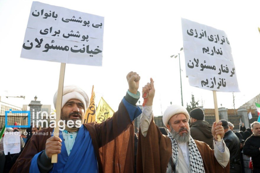  افشاگری جدید درباره تحصن حامیان قانون حجاب/ از استان ها و سازماندهی شده به تهران منتقل شده بودند/نقدعلی باعث هتک حرمت رهبری شدند