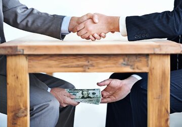 تفاوت «خودی و غیرخودی» در مبارزه با فساد / ریشه تفکیک سیاسی مجرمان کجاست؟