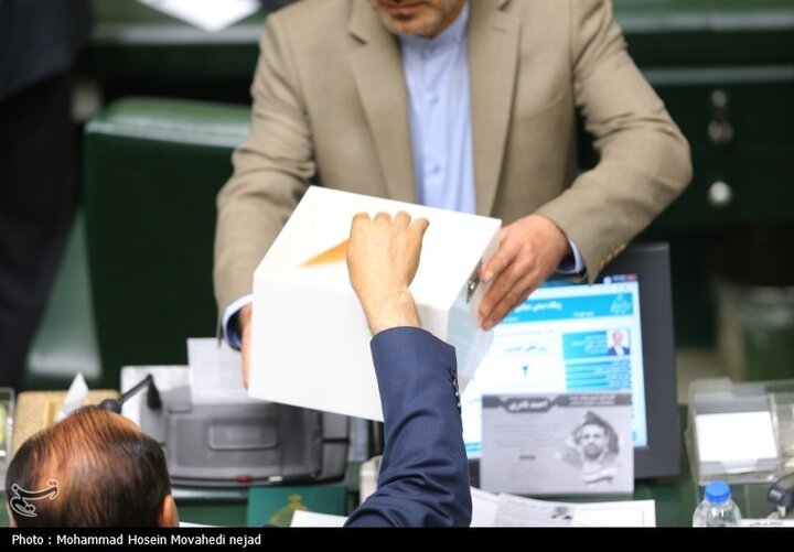 فوری /حاجی بابایی نایب رئیس اول شد، نیکزاد نایب رئیس دوم /چند رأی به سبد وزرای احمدی نژاد ریخته شد؟