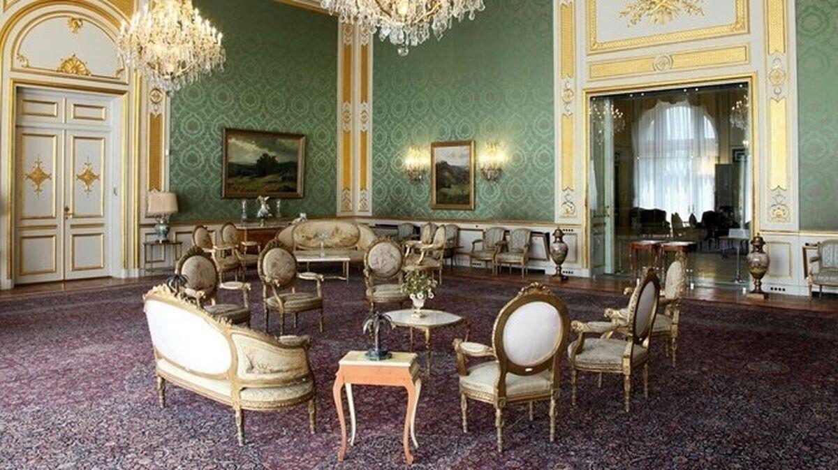  یک منبع آگاه در دولت روحانی: مفقودی فرش‌های سعدآباد در دولت قبل گزارش شد/ راه مبارزه با فساد، شفافیت است نه نیش و کنایه سیاسی