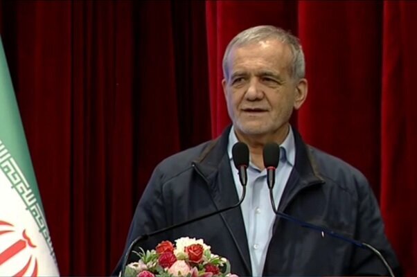 پزشکیان :پول نداریم ولی مردم را داریم و باور داریم می‌توانند مشکلات را حل کنند/ترامپ یا قدرت‌های غربی شاید بتوانند من را بزنند ولی مردم ما را نه