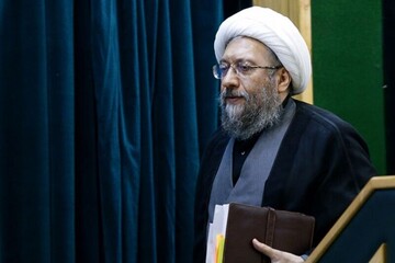  آملی لاریجانی:  وزیر اقتصاد به من نامه می نویسد ولی قبل از اینکه به دستم برسد در فضای مجازی منتشر کردند/ چرا آنقدر دروغ می‌گویید؟ /ما نه جلسه داشتیم نه نامه نوشتیم