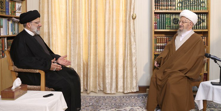  آیت‌الله مکارم‌ شیرازی خطاب به رئیسی: مسألۀ قیمت مسکن به مشکل بغرنجی تبدیل شده و افزایش چند برابری پیدا کرده؛ دولت باید برای آن تدبیری بیندیشد / مردم می خواهند آثار فعالیت های دولت را در سفره شان ببینند