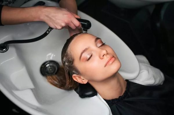  سندرم سکته در سالن زیبایی؛ شستشوی موی سر در آرایشگاه می‌تواند خطرناک باشد