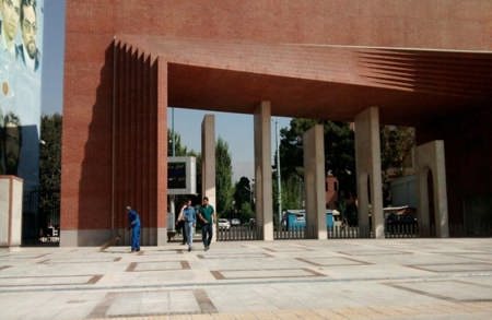  وزیر علوم: محیط‌های اطراف دانشگاه شریف هم امنیت لازم را ندارند / پیش از این حوادثی چون خفت‌گیری و سرقت اموال و ... برای دانشجویان رخ داده