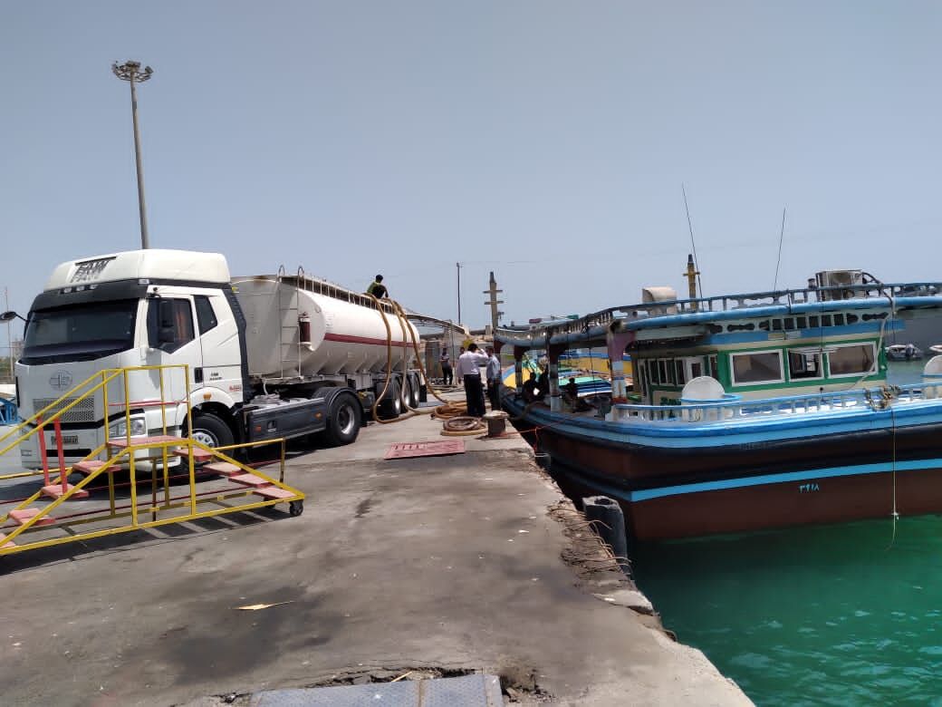  یک شناور با ۱۰۶ هزار لیتر سوخت قاچاق در قشم توقیف شد