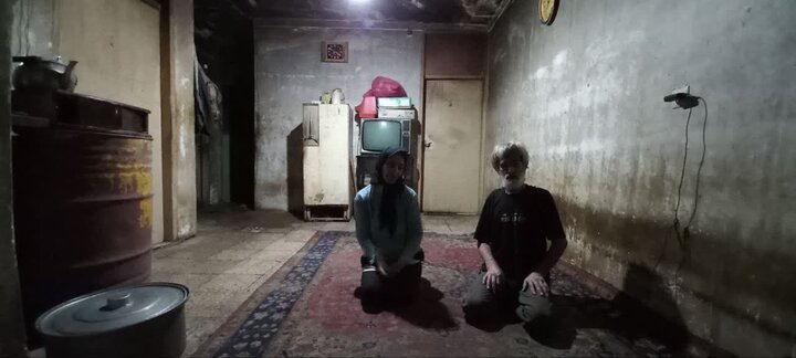  اینجا «فقر» هم اشک می‌ریزد/ رضا و طاووس سه روز به برادر فوت شده‌شان «لقمه» می‌دادند
