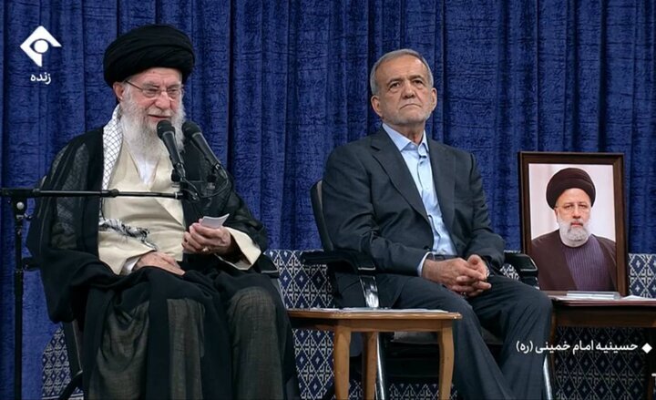  رهبر انقلاب: مردم رییس جمهور شایسته ای را انتخاب کردند/ همه ما باید کمک کنیم که ایشان و دولت شان بتوانند این کارهای بزرگ را انجام دهند