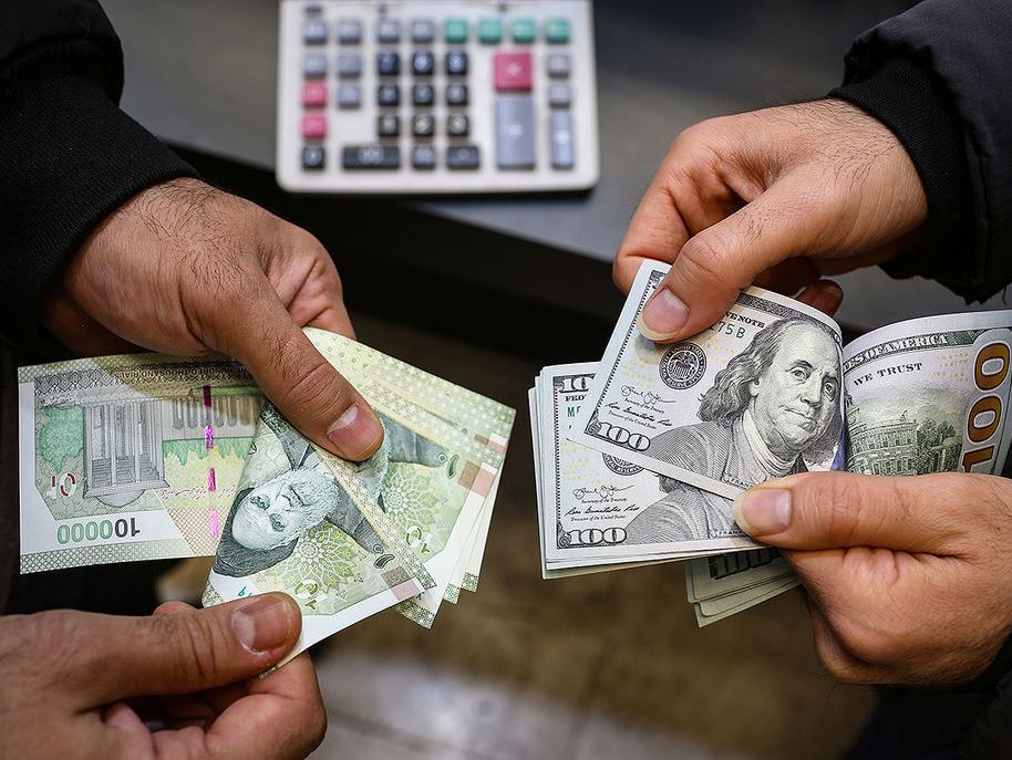 کیهان: کاهش نرخ ارز با تصمیمات فوری سران قوا امری شدنی است / نظام نشان داده می‌تواند از پس این مشکلات بربیاید / مشکل ارز با برجام حل نمی‌شود