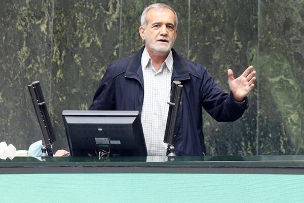  پزشکیان: از اول انقلاب جلوی درب‌ها تذکر حجاب می‌دهیم، چرا درست نشده؟ /می‌گویید حالا بگیرید و بزنید و جریمه کنید،باید ما را جریمه کنند نه فرزندانمان را