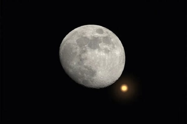 ماه و مریخ امشب هم‌نشین می‌شوند