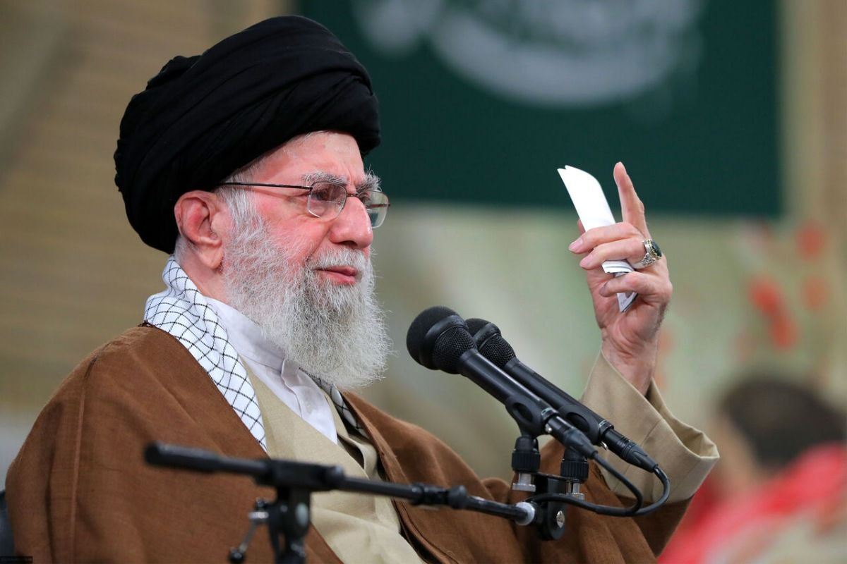  رهبر انقلاب: فرق ملت ایران با بسیار ملت‌های دیگر این است که ملت ایران این جرئت را دارد که بگوید آمریکا متجاوز و مستکبر است و مرگ بر آمریکا