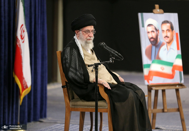  در دیدار رئیس‌جمهور و اعضای هیئت دولت؛ رهبر انقلاب: در سی و چندسال اخیر از همه دولتها با گرایشهای مختلف حمایت کردم/ مسئله معیشت مردم خیلی مهم است/ مهمترین شاخص خنثی‌سازی تحریم‌ها، کاهش تورم است