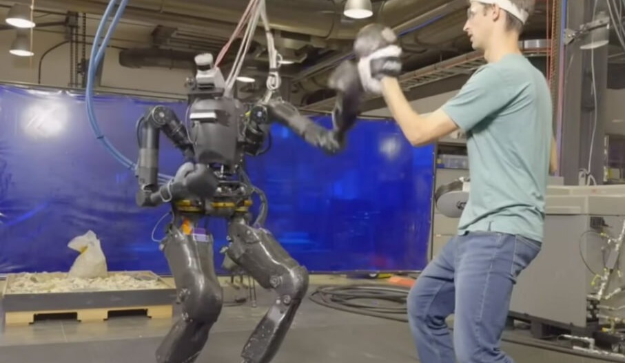  عجیب اما واقعی؛ ربات انسان‌نمای Nadia با انسان بوکس تمرین می‌کند