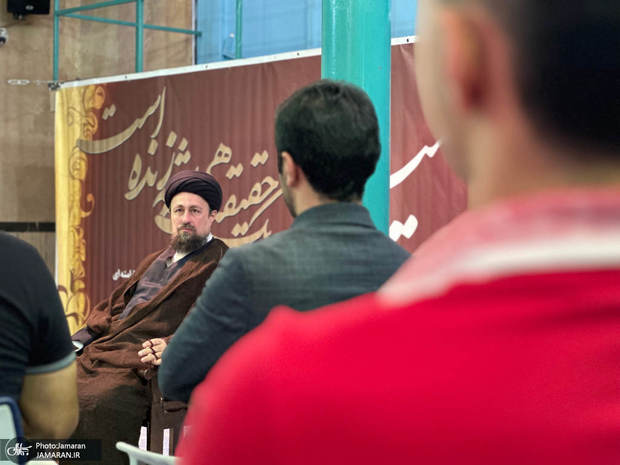  سید حسن خمینی در دیدار اعضای تیم ملی فوتبال نوجوانان ایران: بازی علی دایی با دنده‌ی شکسته تا پایان مسابقه ناشی از عرق ملی نسبت به کشور و ملت بود/ همه سرباز مردم هستیم و سرباز کسی است که با تمام توان در صحنه باقی بماند