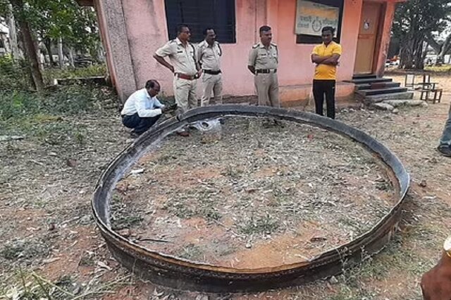 برخورد حلقه‌ای فلزی از فضا به هند 