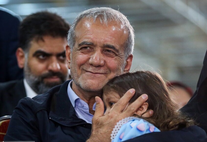  گزارش گاردین از «جراحی که رئیس جمهور شد» / تنها ترس مخالفان پزشکیان، محبوبیت مداوم اوست 