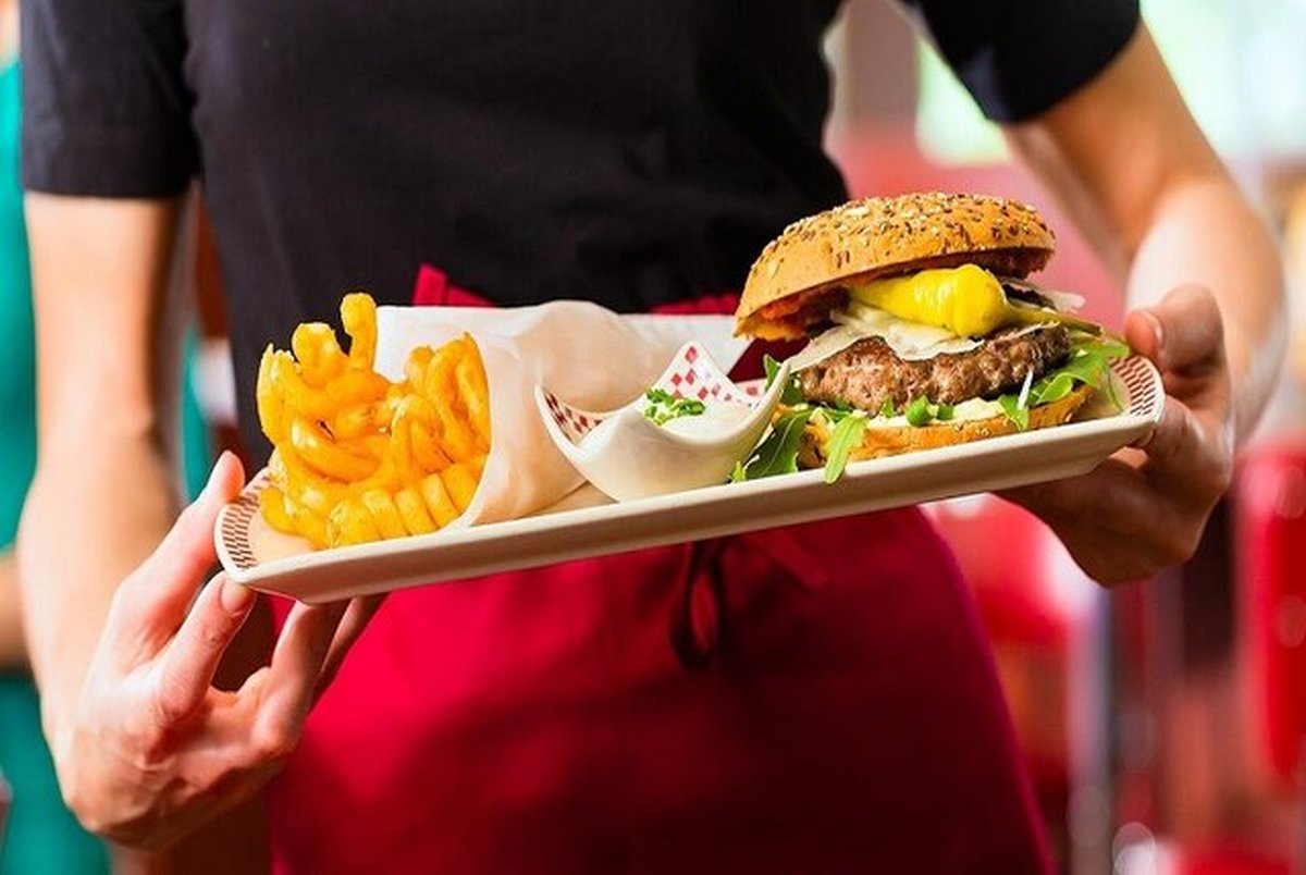  وضعیت سخت کارگران در رستوران‌ها و فست‌فودها/ چیزی به نام «قرارداد» وجود ندارد! سفره‌ی رنگینِ صنعتِ «غذای آماده» با خالی کردن سفره‌ی «کارگران» شکل می گیرد!