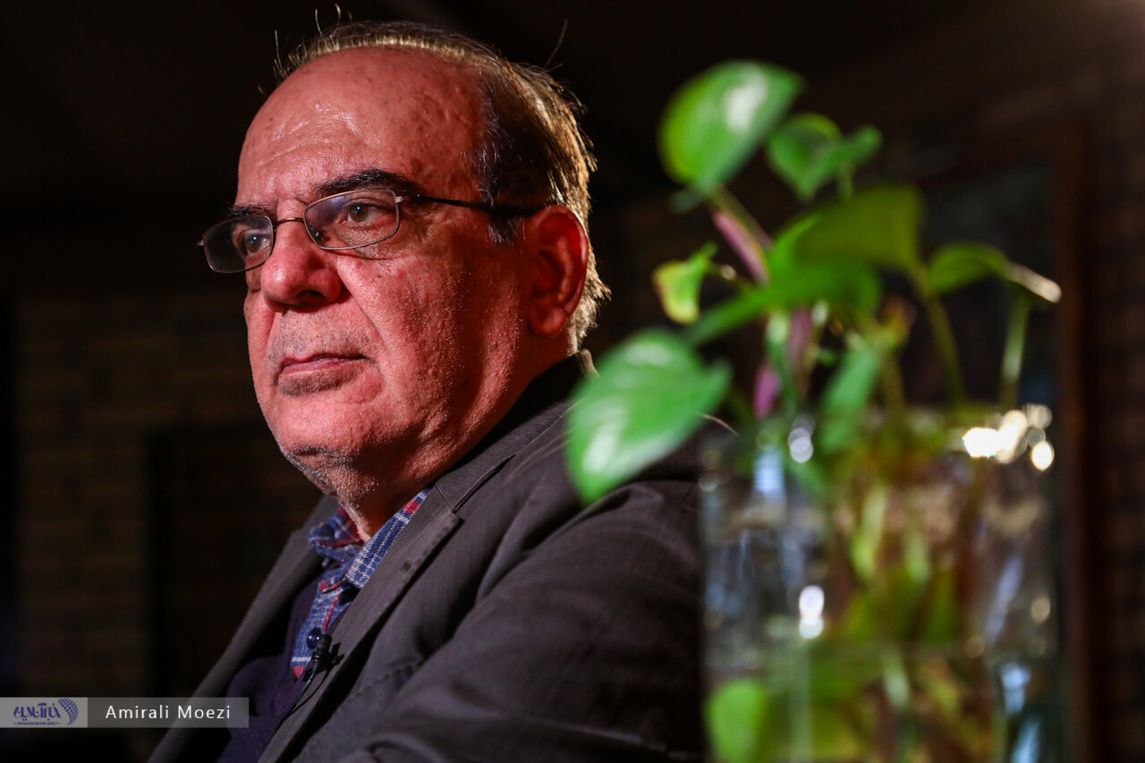 هشدار شدید عباس عبدی نسبت به افول جایگاه دین و روحانیت/ عده ای از روحانیون به جای آنکه سپر دین شوند دین را سپر خود قرار داده‌اند