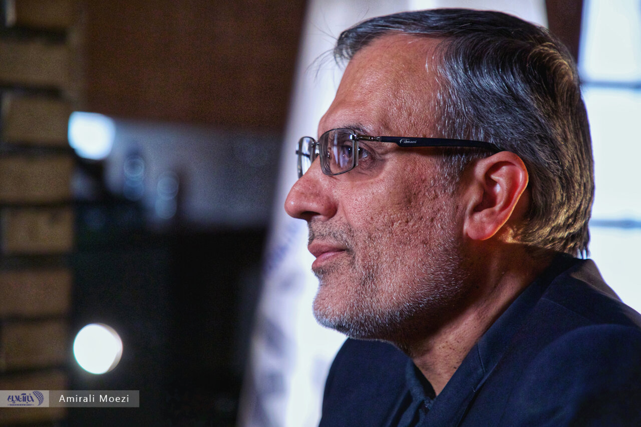 جابری انصاری: ایران در موازنه بین عناصر هویتی نسبتاً موفق بوده است/ سیاست خارجی با وجود شکاف بین دولت و ملت نمی‌تواند موفق باشد