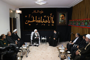  رئیسی بازهم توپ را به زمین دولت سابق انداخت! گلایه های اقتصادی مراجع تقلید از کارنامه اقتصادی دولت رئیسی