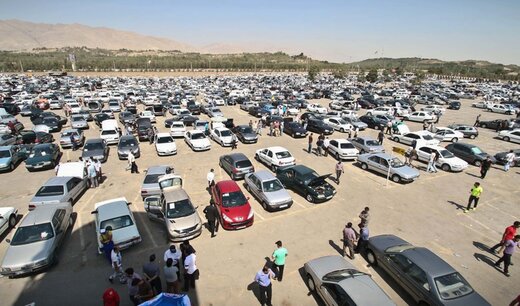  هشدار یک کارشناس صنعت خودرو به افزایش چشم‌گیر خودرو در بازار آزاد/ حذف آرام و پلکانی قیمت دستوری خودرو/ خودرو سه‌نرخی می‌شود؟