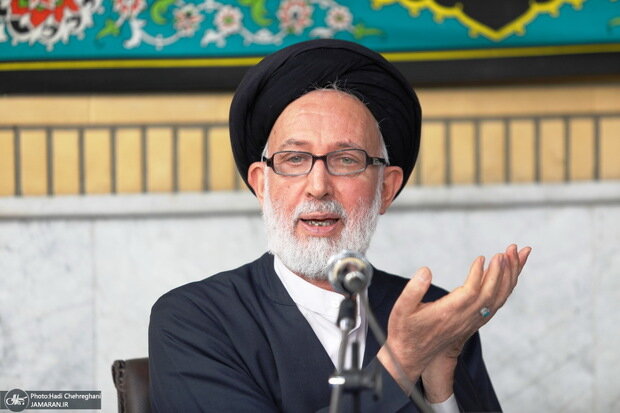  آیت الله ایازی؛ هیچ عالمی تایید نمی‌کند که ما برای مقابله با بی‌حجابی، از افراد عکس بگیریم/چرا به معضلات اقتصادی اعتراض نمی کنید؟