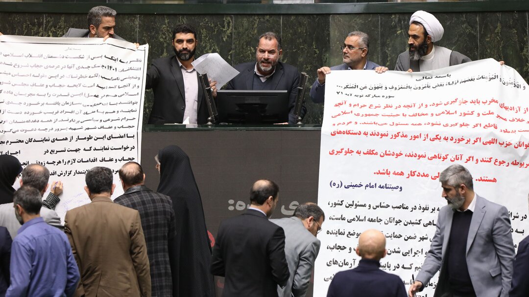 مخالفت تندروها با دولت وارد فاز جدید شد/پشت پرده نامه ۲۰۹ نماینده برای ابلاغ قانون عفاف و حجاب/ غضنفری: حرف قالیباف تکذیب شد مخالفت تن