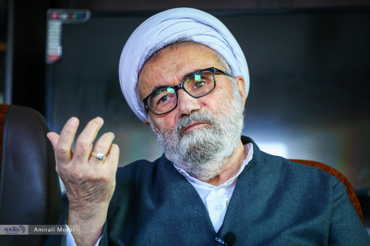 واکنش مسیح مهاجری به اتفاق درمانگاه قم/ اکثریت روحانیون قم،عقلانی و منطقی و اخلاقمدارند اما بعضی از آنها در محافل افراطی تربیت شده اند/ احکام دین خدا را با تکیه بر زور نمی‌توان به اجرا درآورد 