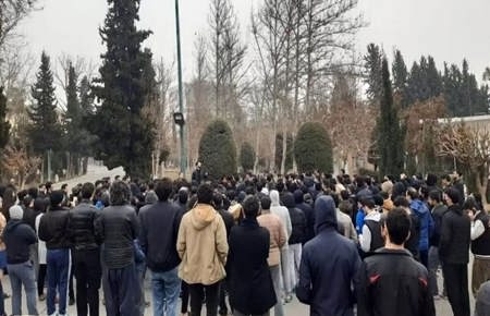 دبیر انجمن اسلامی دانشجویان دانشگاه تهران: در تجمع بزرگداشت امیرمحمد خالقی دانشجویان خواستار ورود دخترانی بودند که پشت نرده‌ها تجمع کرده بودند؛ در نهایت، تعدادی از دانشجویان دختر توانستند وارد شوند 