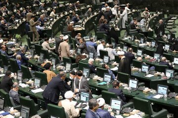  پاسخ های دو کارشناس درباره گزارش مجلس از فیلترینگ نمایندگان مجلس به دنبال منافع گروه‌های خاصی هستند/ هیچ امیدی به برداشته شدن فیلترینگ نیست