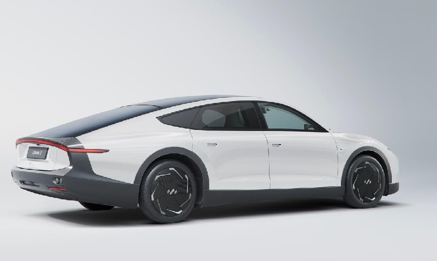  ۸.۵ میلیارد تومان برای خرید نخستین خودروی خورشیدی جهان / رونمایی شرکت «لایت‌یر» از رقیب سرسخت برقی‌سازها