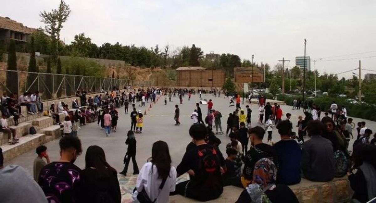  روزنامه اطلاعات: مدتی گیر دادن به مو و ابروی پسران و دختران را رها کنید