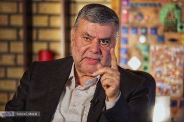 از انقلاب سال ۵۷ دفاع می کنم اما... محمد صدر: انقلابی بعد از انقلاب اصلا معنا ندارد /شعار آزادی آنگونه که باید باشد، نیست /ممکن است نفوذی‌ها درباره لایحه حجاب خط دهی کنند