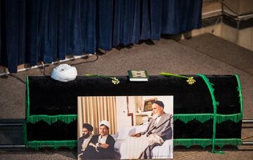  ۱۲ قاب ماندگار از سوگ آیت الله هاشمی رفسنجانی؛ از اندوه نشسته بر چهره یاران قدیمی تا بدرقه دردناک «هاشمیِ پدر»