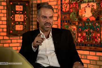 روایت جالب یک نماینده مجلس از احتکار خودرو مورد عجیب در قیمت‌گذاری خودروهای وارداتی/ رشیدی‌کوچی: بگویید چگونه خودرو ۷۰۰ میلیونی یک‌دفعه ۲ میلیارد و ۸۰۰ میلیون تومان شد