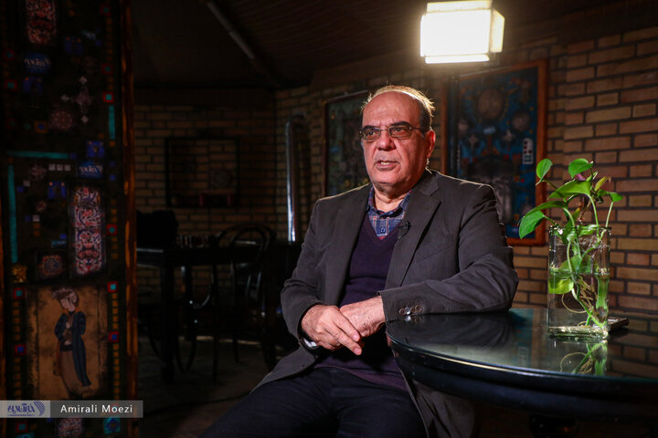 کنایه سنگین عباس عبدی به روزنامه جوان: وای به حال زنده که چشمش به دست مرده است از قبر بیاید، برای آنان رای جمع کند