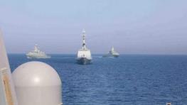  فرمانده ستاد مرکزی ارتش آمریکا با ناو جنگی از تنگه هرمز عبور و با پادشاه بحرین دیدار کرد