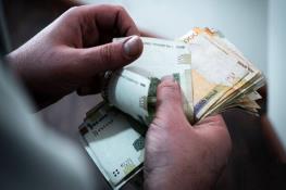  تکلیف دستمزد سال آینده کارگران مشخص شد دستمزد ۱۴۰۴ کارگران از قیمت دلار عقب ماند / کارگران از افزایش ۴۵ درصدی مزد راضی هستند؟