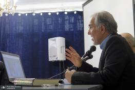  حسین راغفر، اقتصاددان: یکی از دستاوردهای انقلاب اسلامی این است که امروزه سفرای خارجی مسئولان ایران را تعیین نمی‌کنند/ باید برای مشاهده مجدد ارزش‌های اصلی انقلاب دعا کنیم/ شرط خروج از شرایط کنونی، رجوع به مردم است