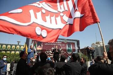  روزنامه دولت: عده‌ای ناشناس در اصفهان، روی پرچم عزای سیدالشهدا بنزین ریختند و فرار کردند