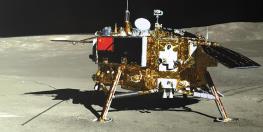 کشف دو گوی شیشه‌ای در قمر کره زمین