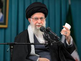  رهبر انقلاب: آنکه تصور کند بدون لطف آمریکا نمی‌توان قدم از قدم برداشت او خوب مدیریت نخواهد کرد / برخی با لبخند دشمن خاطرشان جمع می‌شود و با لالایی دشمن خوابشان می‌برد 