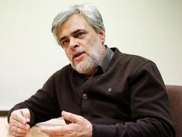 استقبال فعالان سیاسی از پیشنهاد علی اکبر صالحی؛ محمد مهاجری: اگر قبول داریم که یک کشور قدرتمند هستیم، نباید نگران مذاکره مستقیم با آمریکا باشیم / دلیلی ندارد کشوری که واسطه ما و آمریکا قرار می‌گیرد منافع ما را در نظر بگیرد؛ واسطه‌ها گاهی به زیان ما عمل می‌کنند