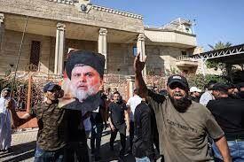  سفارت سوئد در بغداد توسط هواداران جریان صدر به آتش کشیده شد / مهاجمان وارد سفارت شدند