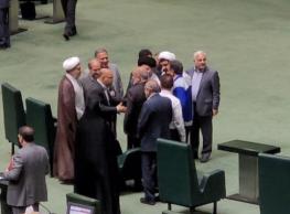  تشنج در صحن پارلمان در بدو ورود وزیر کشور به مجلس /  نماینده محلات: معاون وزیر کشور، دوره نمایندگی را به سه سال محدود کرده؛ به مجلس توهین شده