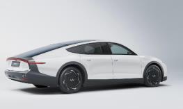  ۸.۵ میلیارد تومان برای خرید نخستین خودروی خورشیدی جهان / رونمایی شرکت «لایت‌یر» از رقیب سرسخت برقی‌سازها