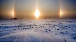 ظهور سه خورشید؛ پدیده نادر آسمانی/ پدیده سه خورشید درخشان بر فراز آسمان نمایان می‌شود