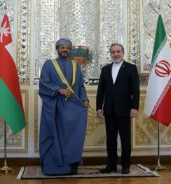 در نشست خبری مشترک با همتای عمانی؛ عراقچی:‌ مسقط همواره برای کمک به روابط ایران با برخی کشور‌های دیگر آماده بوده و ارتباطاتی برقرار شده / اگر نیاز باشد این کار انجام شود حتما خواهد شد ولی در این سفر، پیامی رد و بدل نشده 