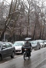  لغزندگی معابر شمال تهران به دلیل بارش زیبای برف و باران و عدم دید کافی/ پلیس: با احتیاط برانید